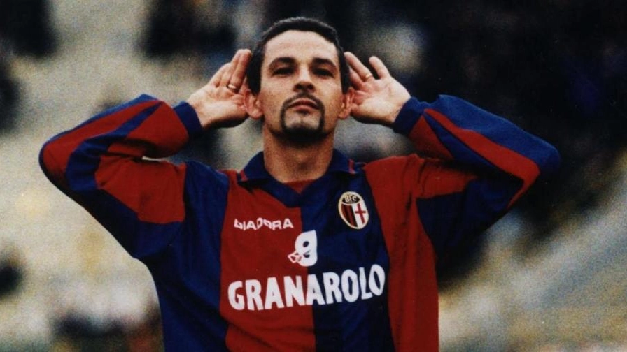 Roberto Baggio e la sua celebre esultanza in rossoblù (FotoSchicchi)