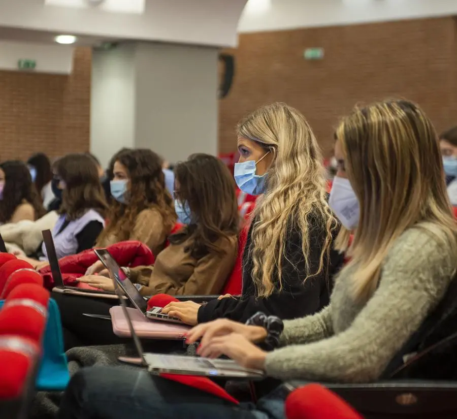 Università, addio schermo e si torna in aula: le dieci regole della ripartenza