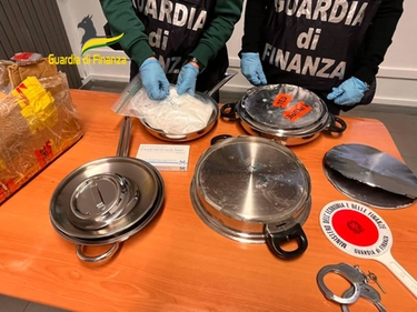 Quattro chili di cocaina nascosti nel doppiofondo di una pentola: arrestata