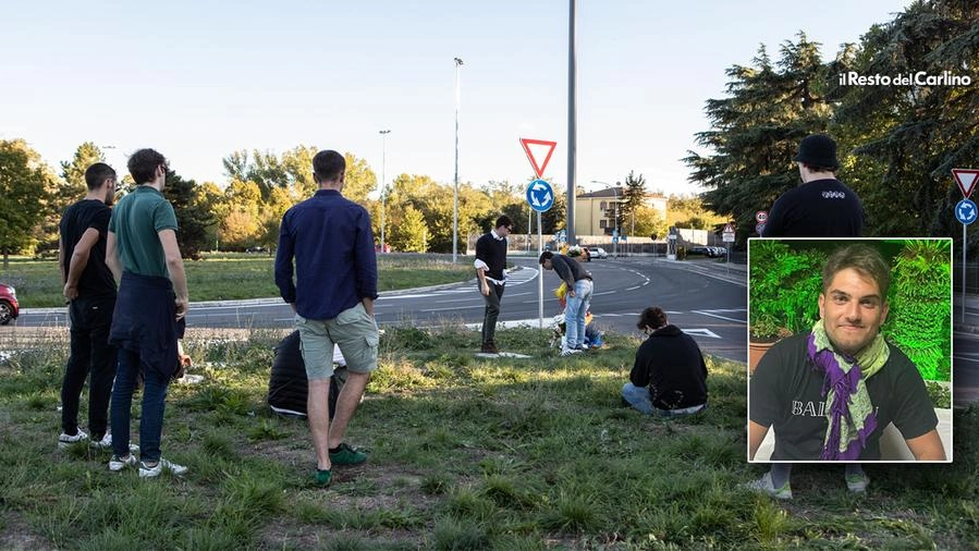 Gli amici di Leonardo Busi si sono riuniti a ricordarlo nel punto dell’incidente mortale