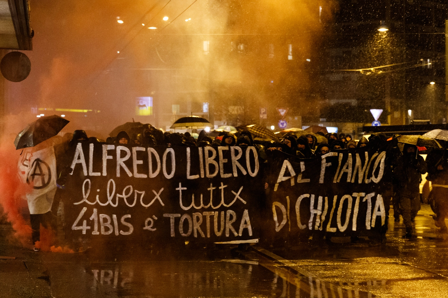 Cospito e la campagna di fuoco, 19 anarchici indagati: "Fu terrorismo ed eversione"