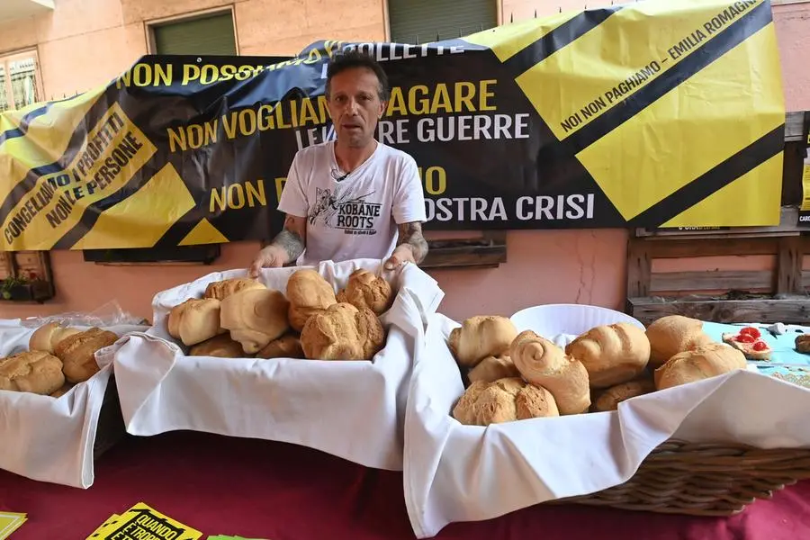 Caro bollette Bologna, il Molino Urbano regala il pane per protesta