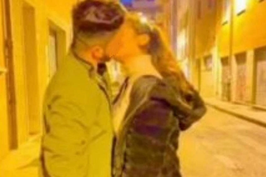 Il bacio tra Saman e il fidanzato che scatenò la rabbia dei familiari della pachistana