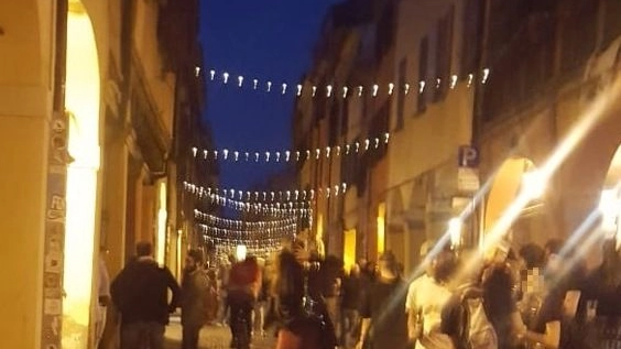 Assembramenti venerdì sera in via del Pratello