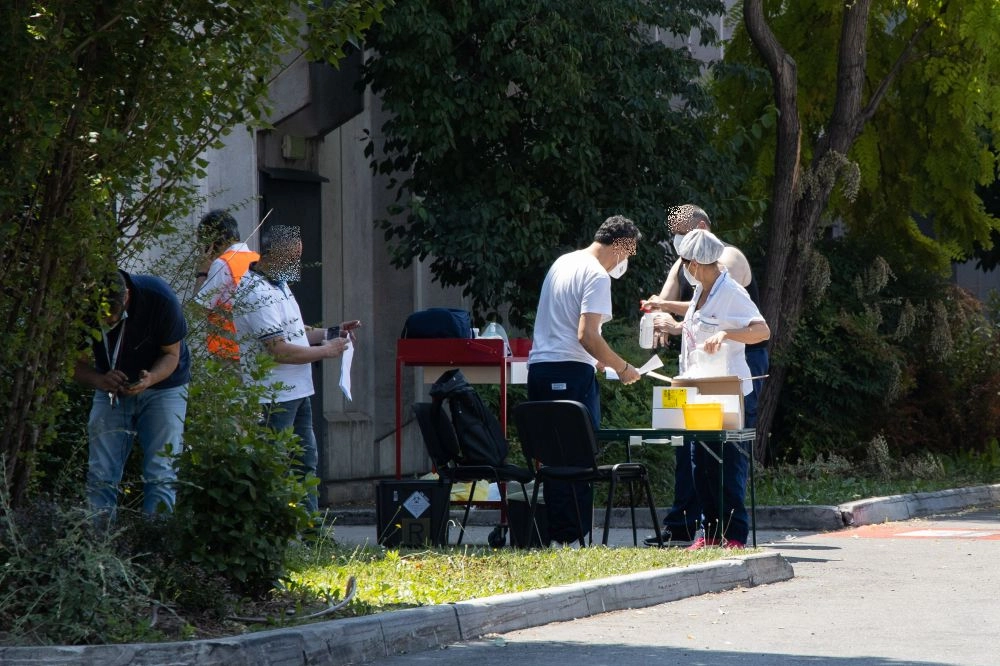 Test sanitari in corso alla Bartolini (foto Schicchi)