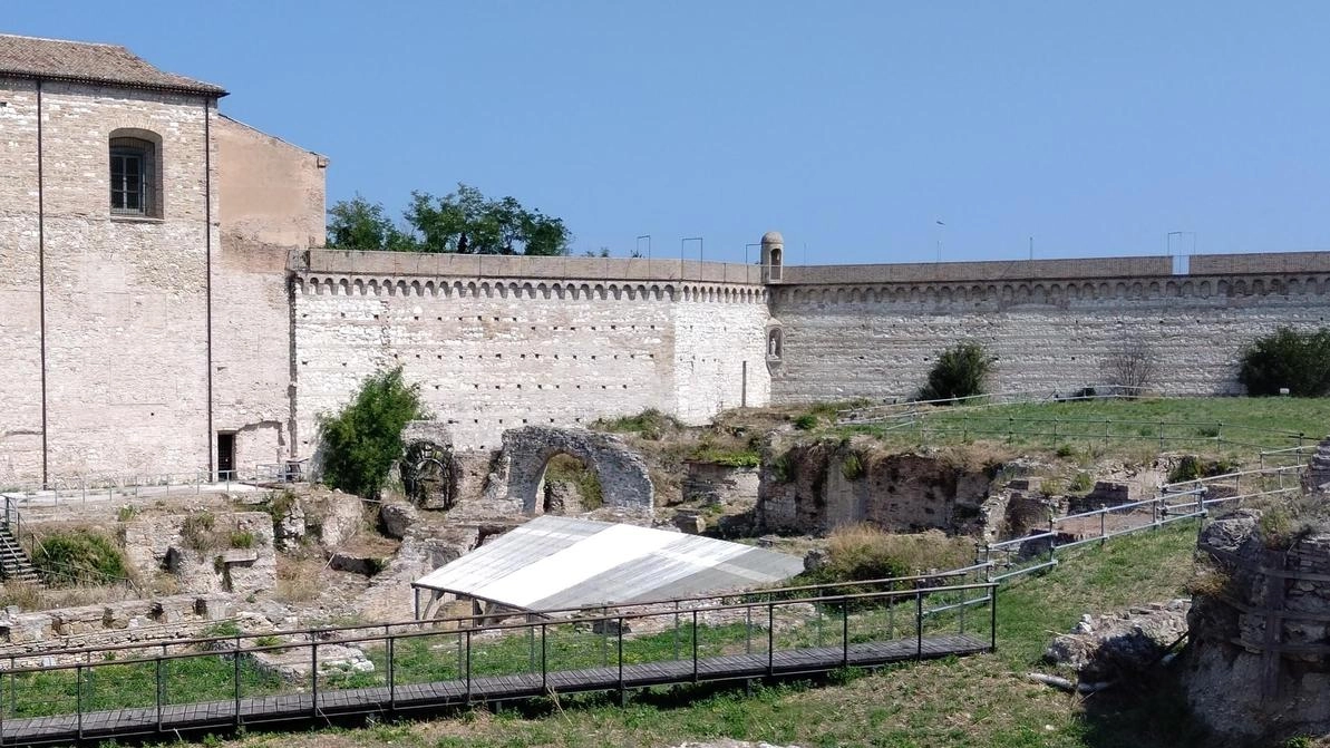 Ripulita da una ditta l’area dell’anfiteatro romano  Ma il sito archeologico resta ancora chiuso