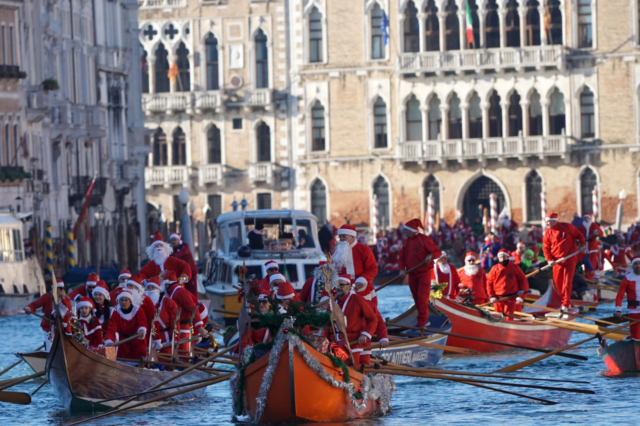 VENEZIA, REGATA BABBI NATALE SUL CANAL GRANDE