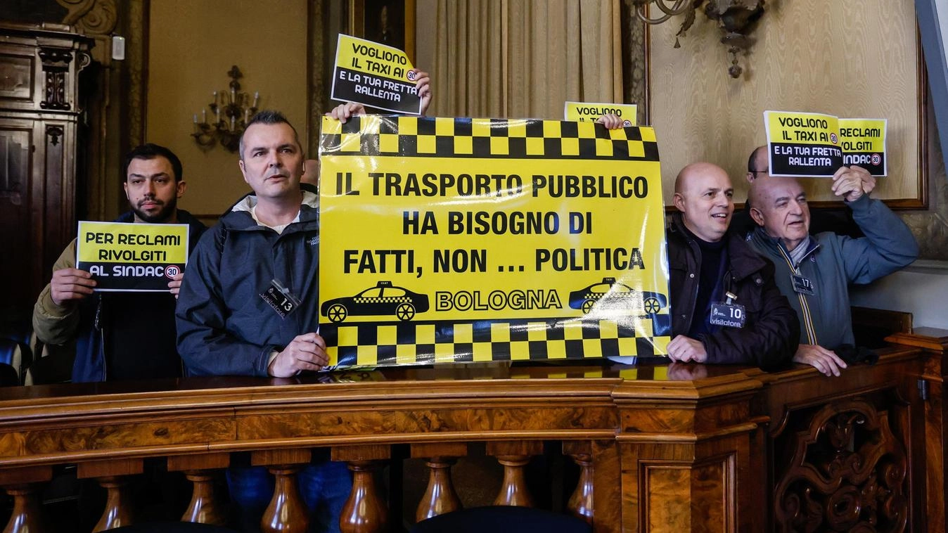 Città 30, la protesta. Il blitz dei tassisti interrompe il consiglio. E Bugani contrattacca