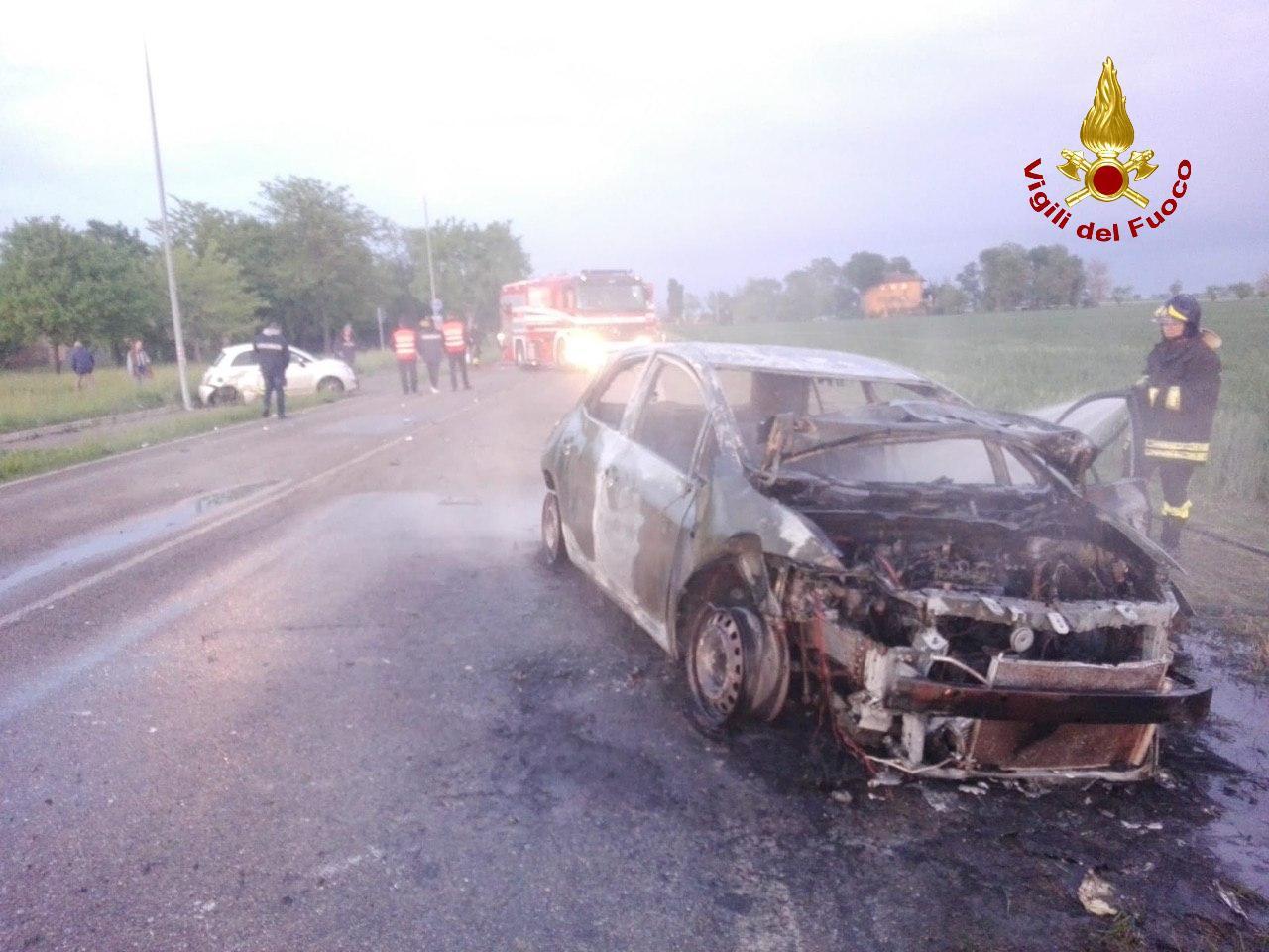 Incidente A Medicina Auto A Fuoco Dopo Lo Schianto Un Ferito