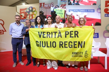 Giulio Regeni, i genitori alla Festa dell’Unità a Bologna: “In Egitto basta una frase sui social per essere considerati terroristi”