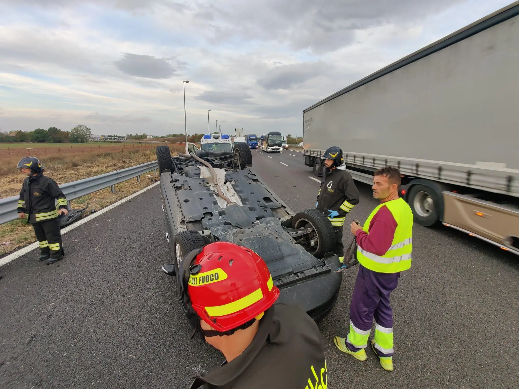 Paura Sull’A14, Auto Si Ribalta