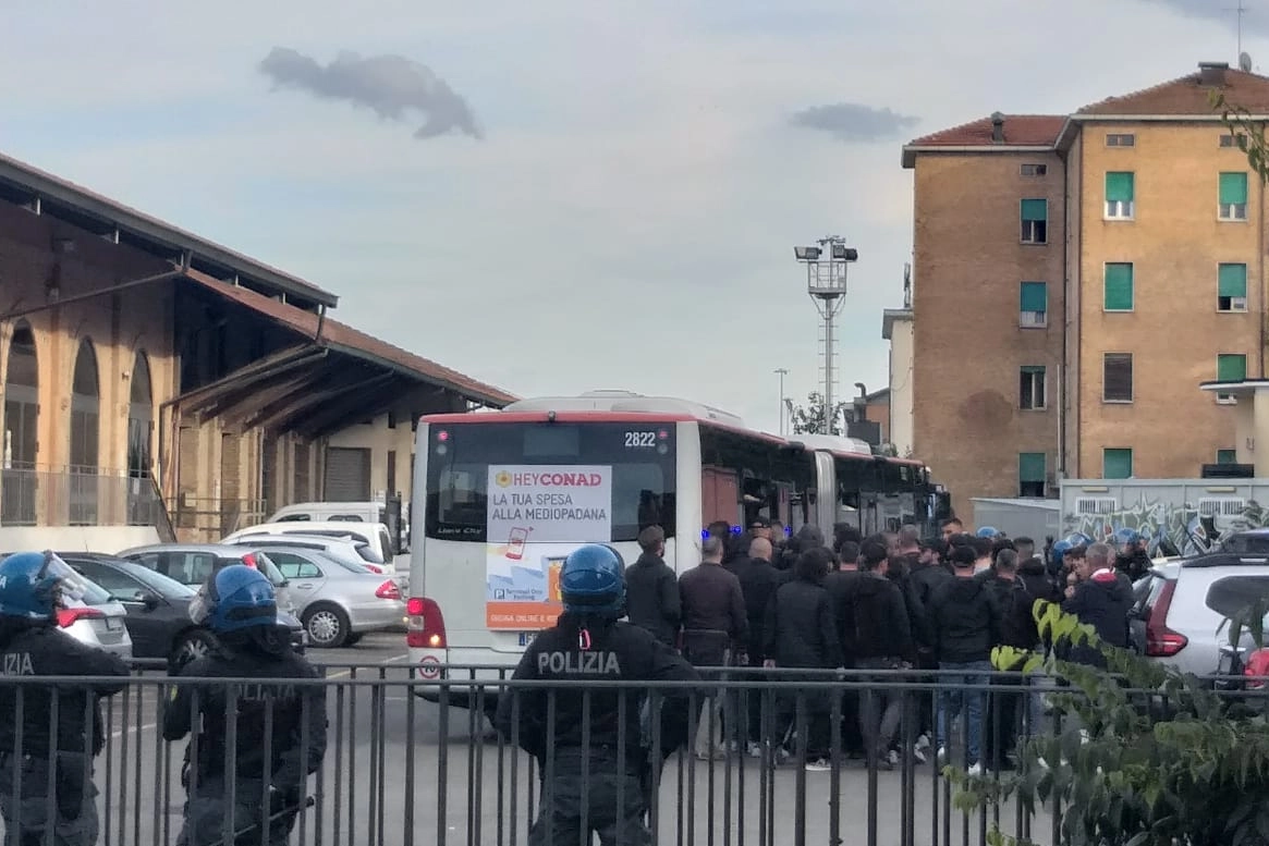 I tifosi del Venezia in stazione a Reggio (foto di Giulia Beneventi)