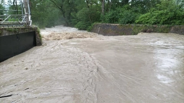 Maltempo a Fabriano (Ancona), frana ad Attiggio e voragine in via Cupa. Oggi allerta meteo gialla nelle Marche