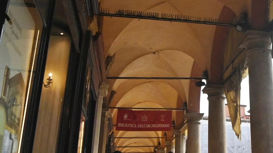 In via dell’Archiginnasio sono diversi gli immobili del Comune