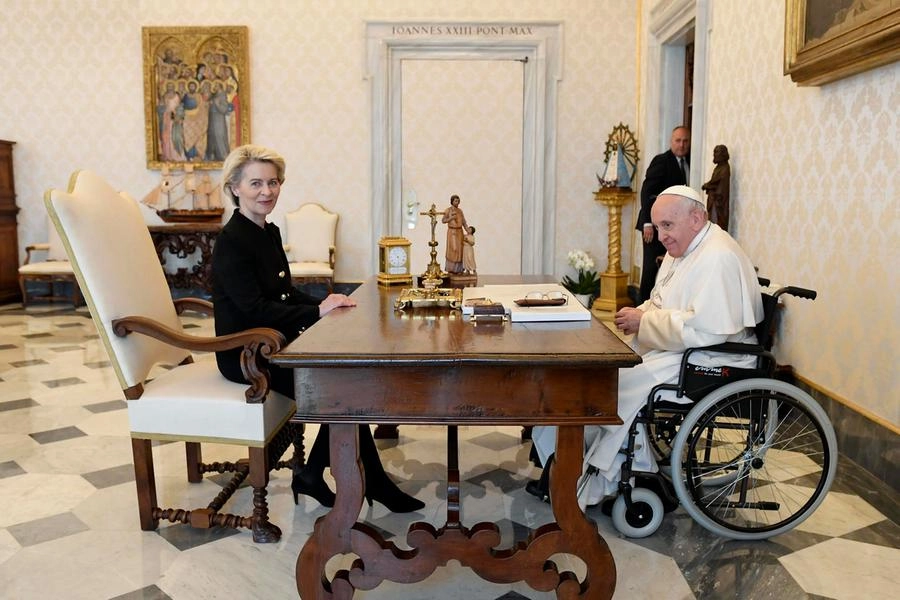 Papa Francesco riceve Ursula von del Leyen in Vaticano (Ansa)