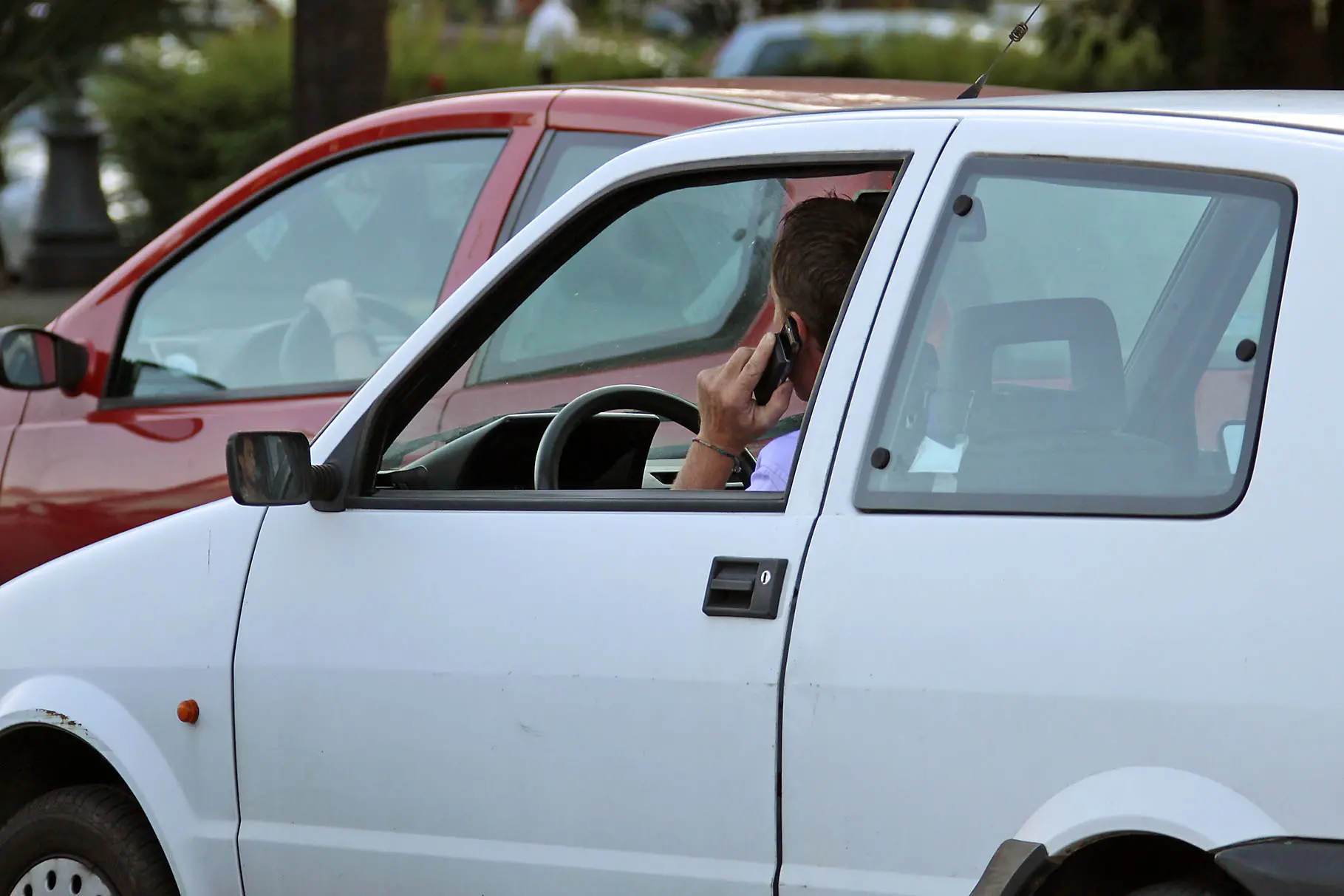 Forlì, al volante con il telefonino cellulare. E' boom