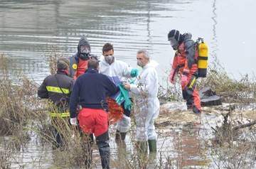 Giallo a Rovigo, affiora un corpo di donna dal Po