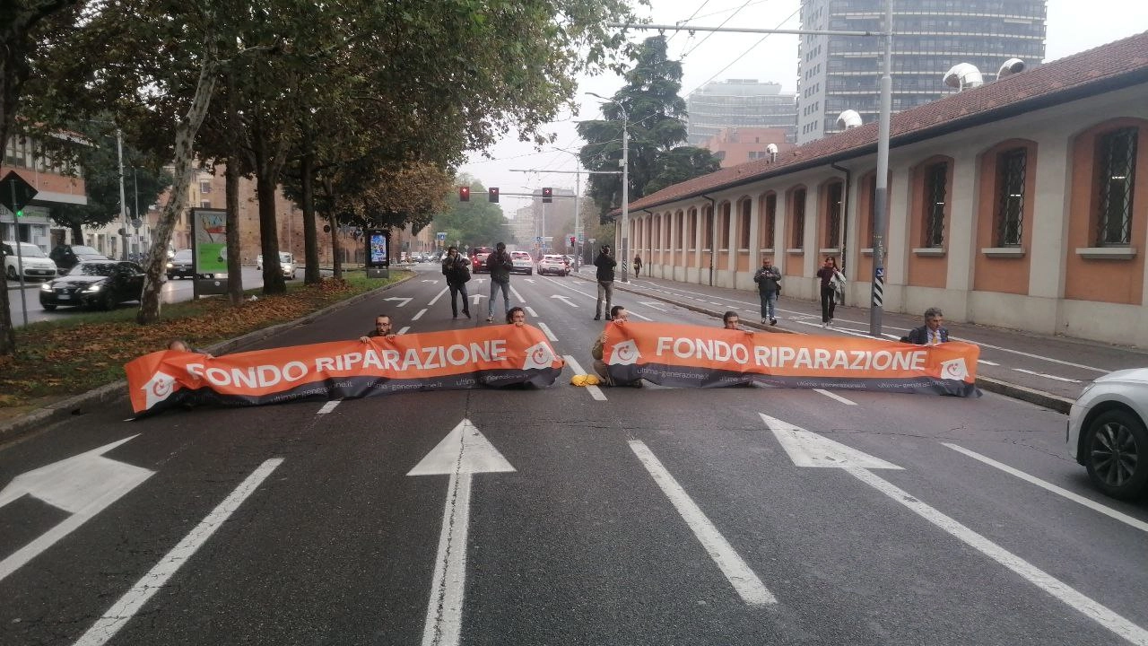 Gli attivisti che hanno bloccato il traffico a Bologna