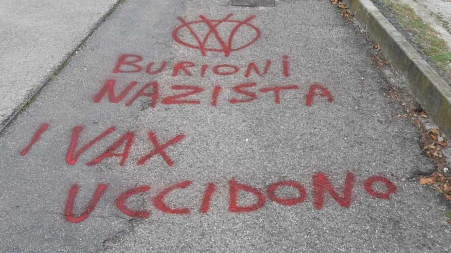 Si moltiplicano i casi di vandali no-vax