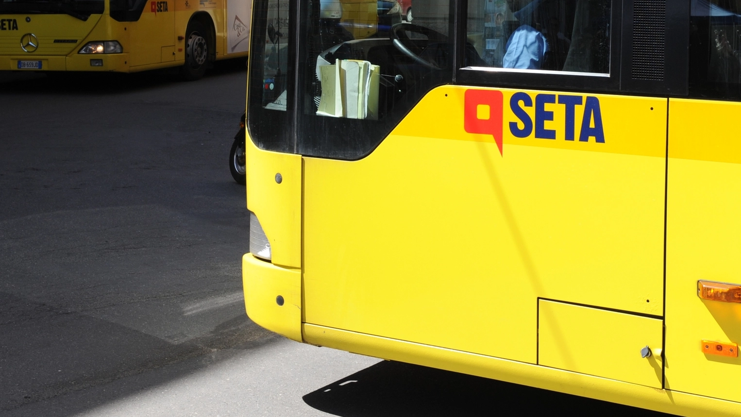 Un autobus Seta nel centro di Modena