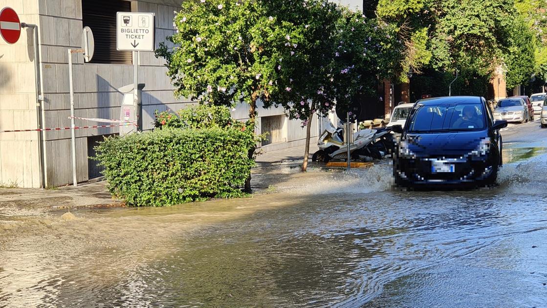 Si rompe la fontana pubblica, l'acqua sgorga e si riversa per strada,  nessuno interviene/Video - Brindisi Oggi, news Brindisi notizie Brindisi e  provincia