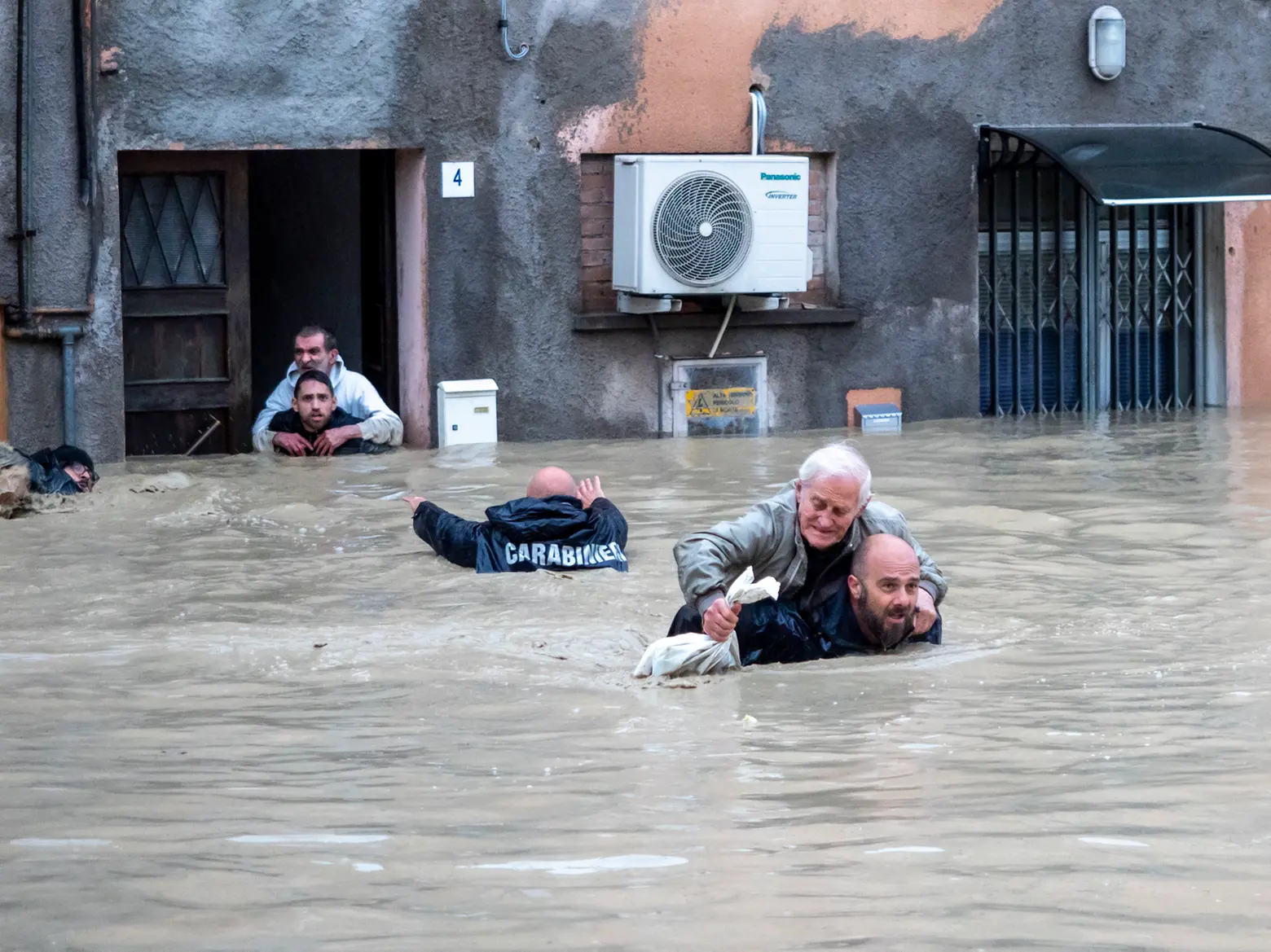 Alluvione in Emilia Romagna, fiumi esondati e strade sott'acqua: le foto