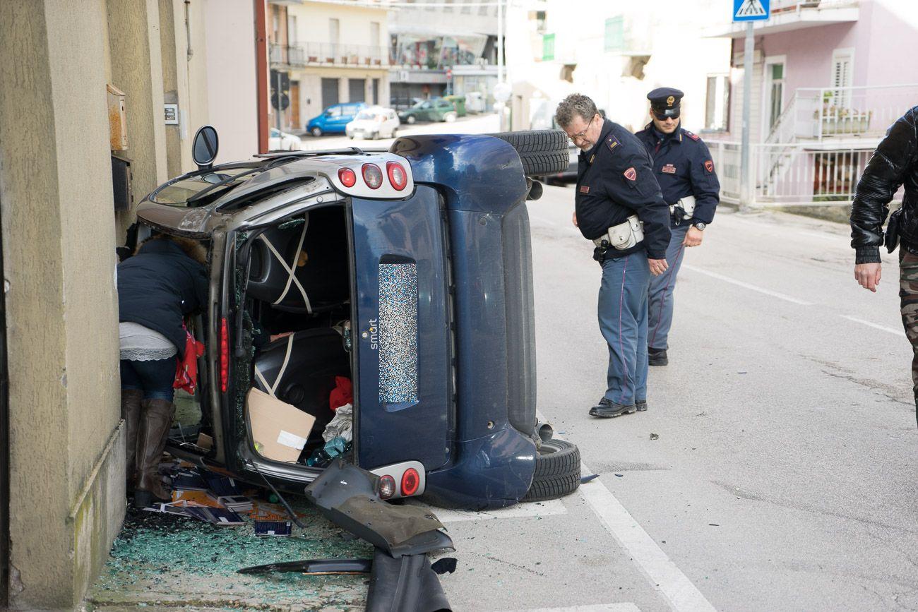 Schianto In Viale Trieste Auto Si Ribalta E Finisce Contro Una Casa