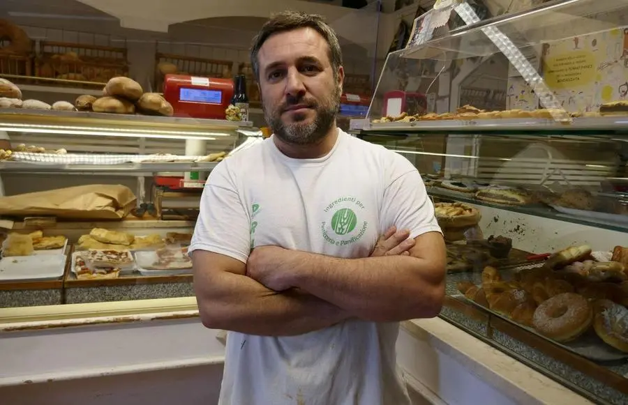 Rincari bollette, il pane diventa d'oro: "Costerà 8 euro al chilo"