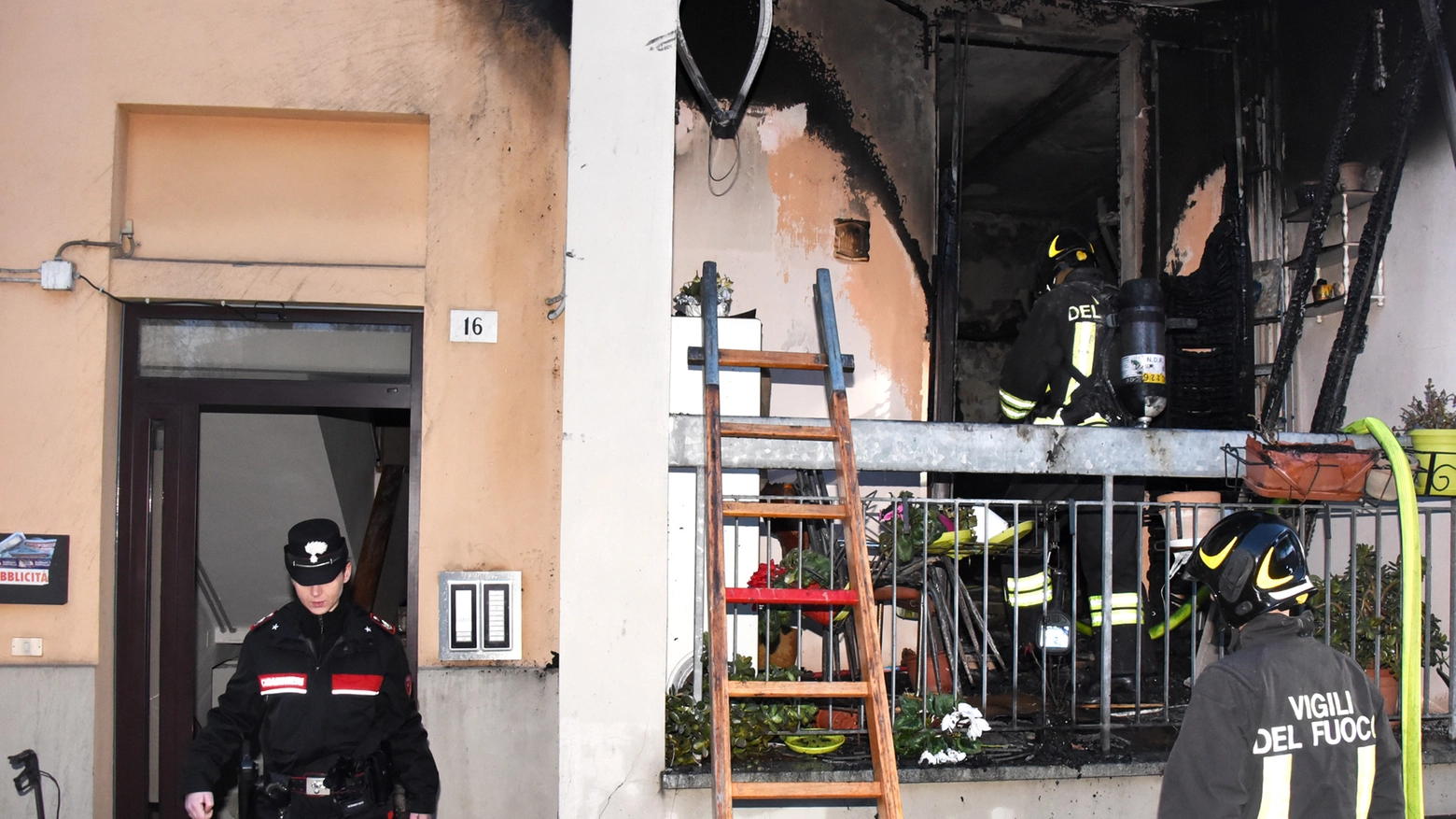 Incendio in un condominio di via Balilla, a Rimini (foto Migliorini)