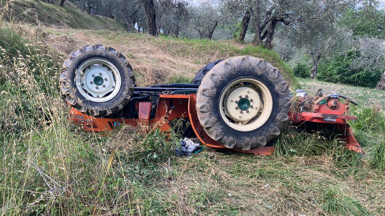 Un trattore ribaltato, foto generica