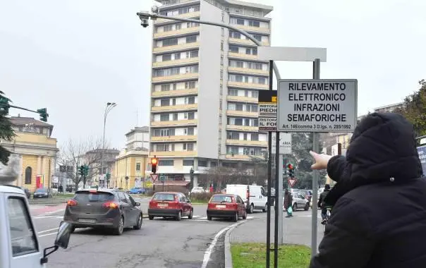 Semaforo della discordia Passa col rosso: multato Il giudice annulla tutto per un difetto di notifica