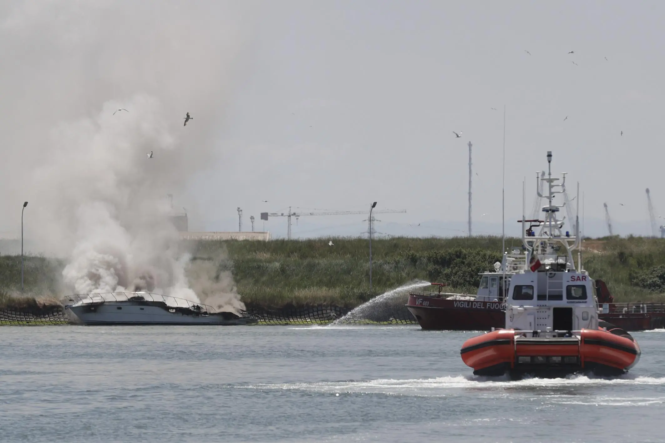 Incendio distrugge yacht