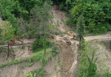 Maltempo a Imola: frana blocca via Montanara. La Bassa ancora sott’acqua