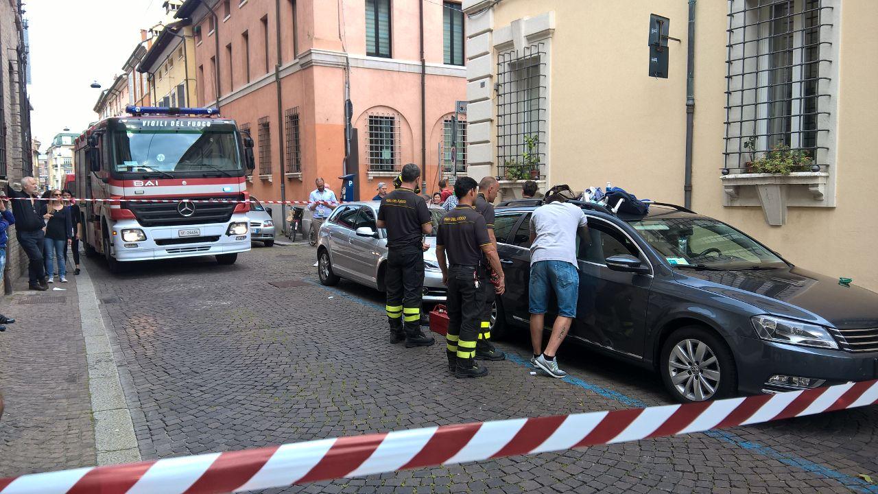 Bimbo Resta Chiuso Nellauto Soccorso Dai Pompieri