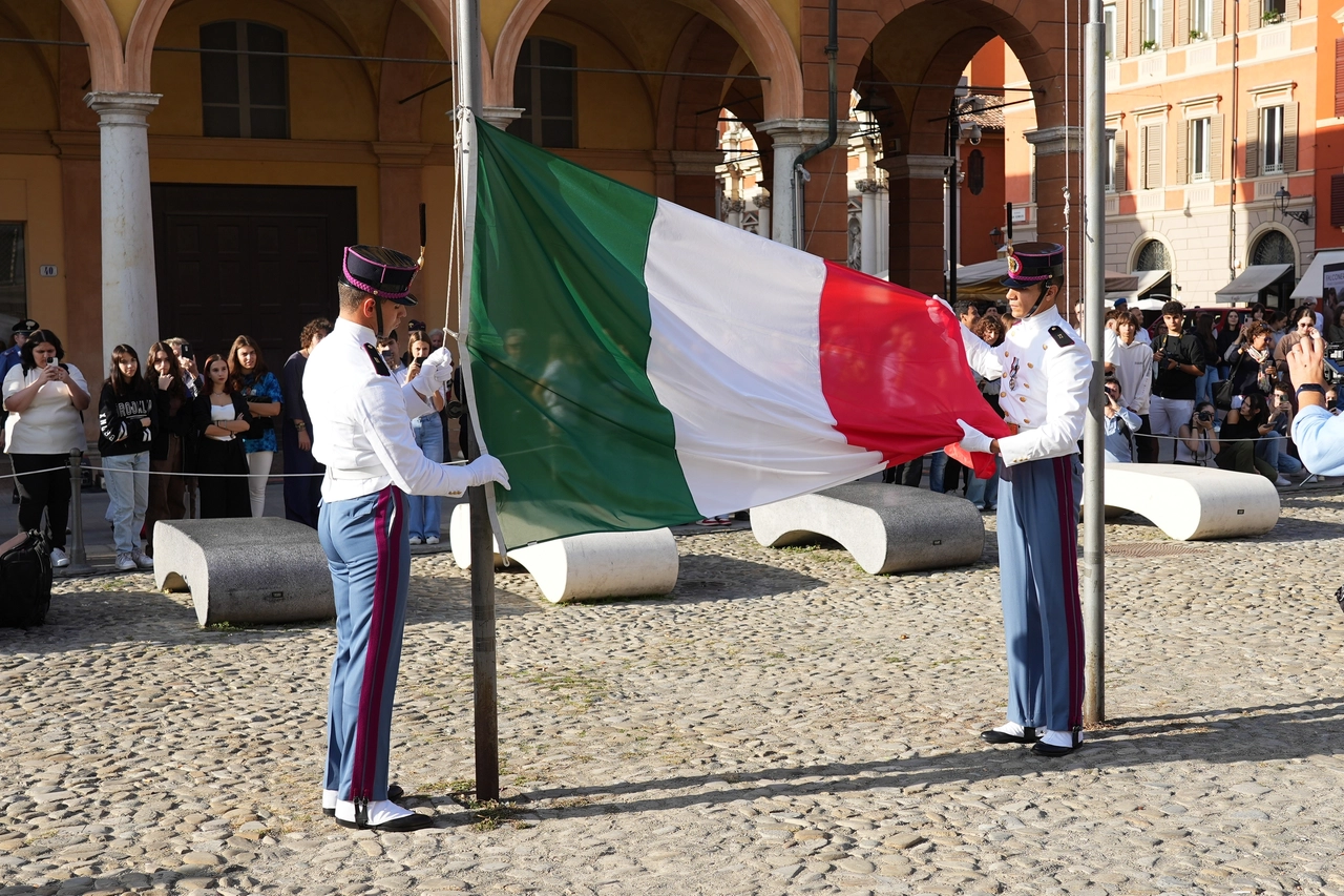 L'alzabandiera in piazza Roma (FotoFiocchi)