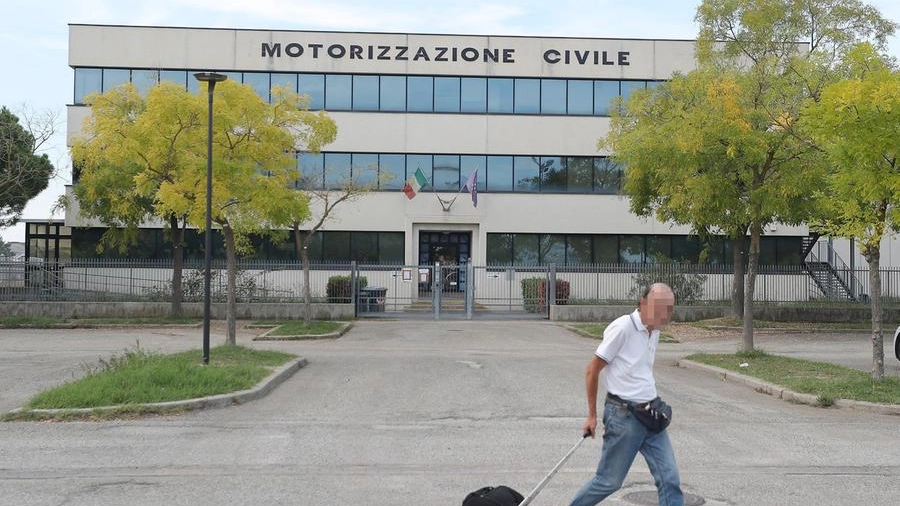 Gli uffici della Motorizzazione Civile di via Trieste (foto Zani)