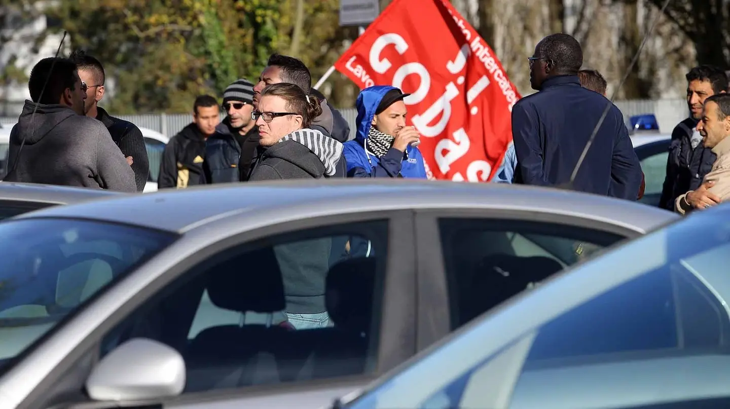 Mirror, scontri tra polizia e manifestanti