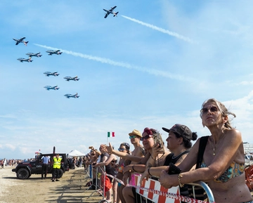 Frecce tricolori, un grande cuore nel cielo sopra la spiaggia di Rimini