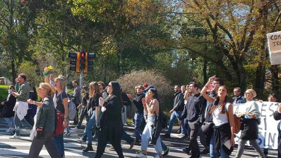 Bologna, il corteo dei no Green pass (Dire)