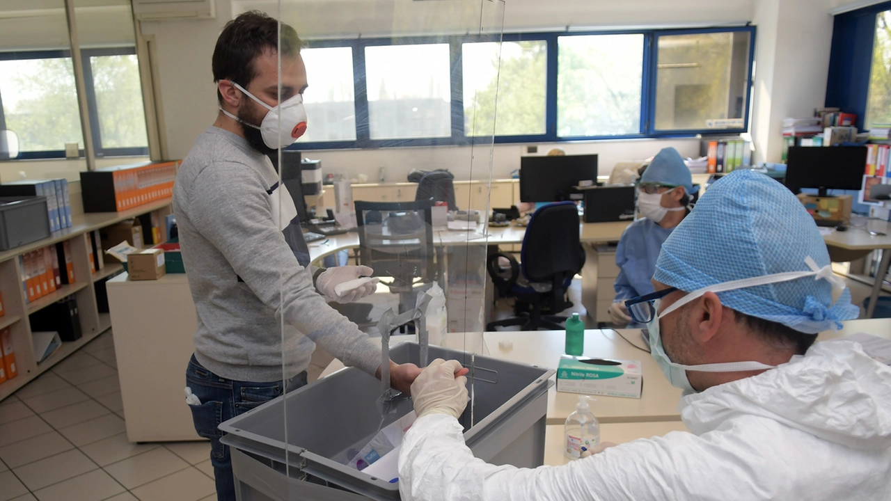 Prelievo dal dito per l’esecuzione del test sierologico di laboratorio