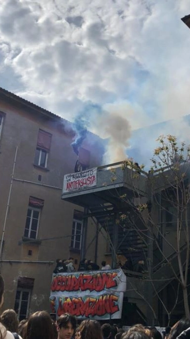 Occupazione studentesca davanti in via Broccaindosso