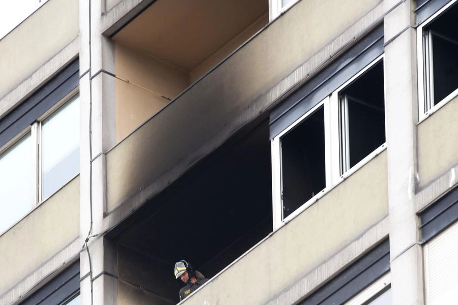 Incendio nel grattacielo a Rimini (foto Migliorini)