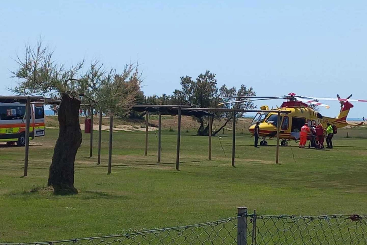 L’eliambulanza atterrata ieri mattina a Sirolo per soccorrere il 15enne