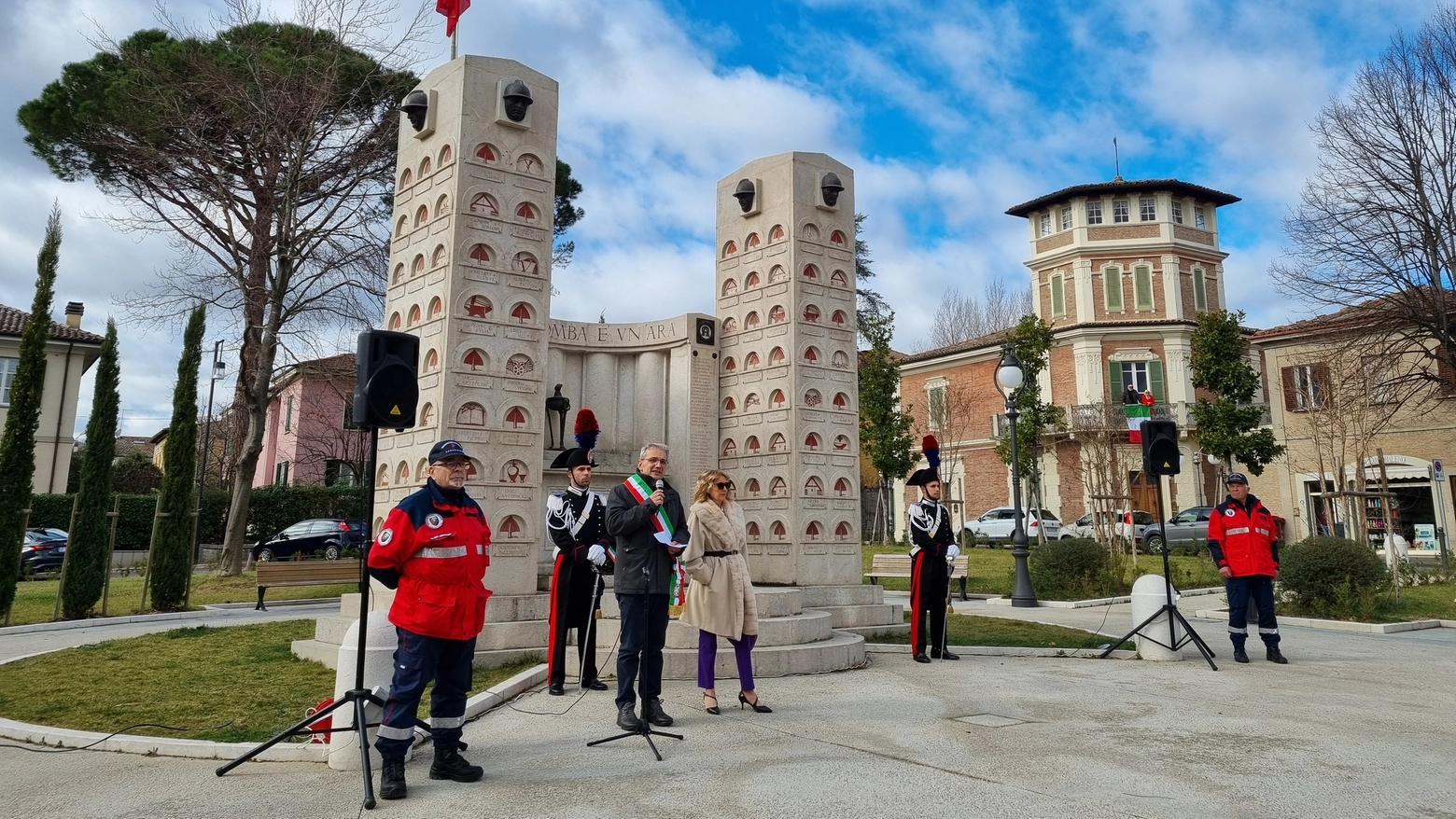 Le celebrazioni per l'80° anniversario del bombardamento di Urbania. In foto il sindaco di Urbania Marco Ciccolini e il prefetto Emanuela Saveria Greco