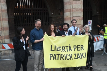 Zaki, la festa in piazza Maggiore: “Bologna è una città di libertà”. Zuppi: “Patrick uno di noi”