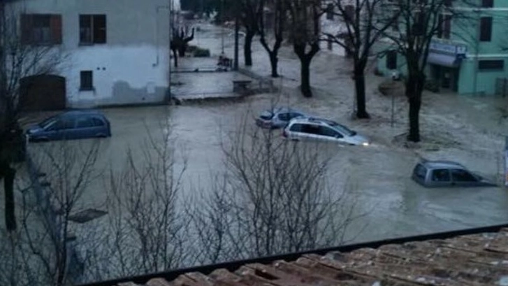 Lentigione, l’acqua che ha invaso le strade travolgendo le auto