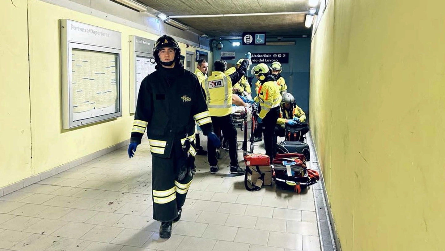 Il momento dei primi soccorsi, nel tunnel della stazione