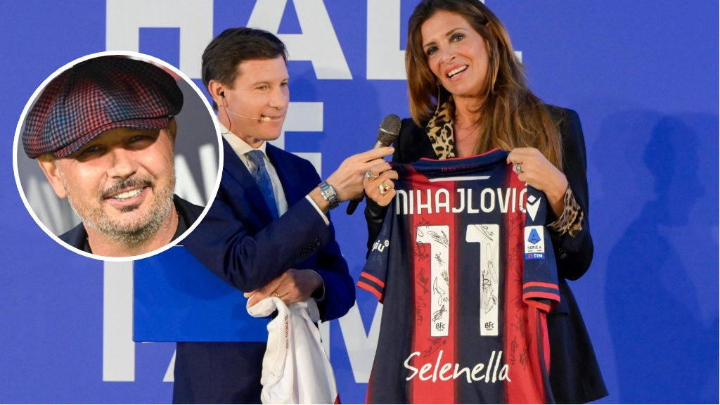 Arianna ritira il premio alla memoria per il marito Sinisa alla Hall of fame e dona al museo del calcio la maglia che il Bologna le regalò con le firme dei giocatori alla scomparsa del marito