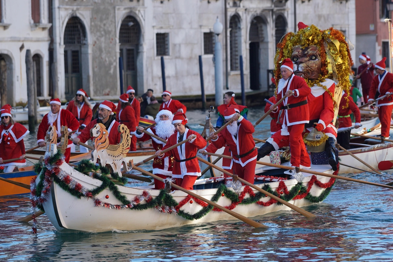 VENEZIA, REGATA BABBI NATALE SUL CANAL GRANDE