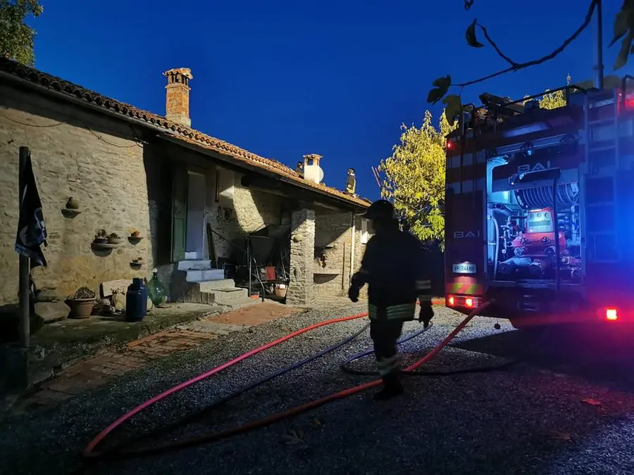 Incendio oggi a Borgo Tossignano (Imola), a fuoco il tetto di una casa